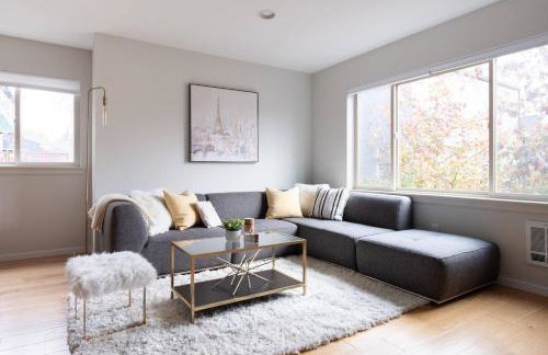 Stylish Urban Loft wFloating Stairs&Fireplace - Foto 13