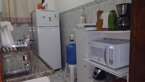 Casa em poucos passos da praia de Jaconé - Foto 3, stove, minibar