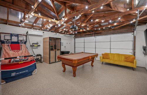 NEW Retro Escape 70's Vibes Wellness Game Room - Foto 27