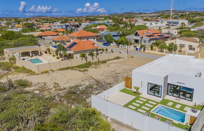 Brand NEW 3BR w Private Pool Walk to Palm Beach - Photo 45