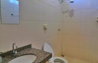 We offer a crib, bed and bath linens - Foto 8