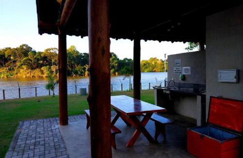 Vista para a lagoa - Enseada Azul, perto da Bacutia e Peracanga - Duas suítes Ar Condicionado - Varanda Gourmet - Lazer Completo, piscinas, quadras, sauna, pescaria, náutica, bar, restaurante, parques - Estacionamento e Portaria 24h - Foto 60