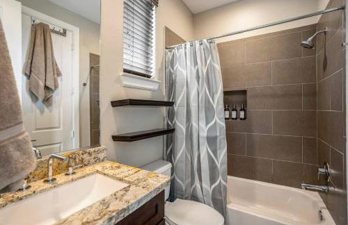 Posh Dtwn/Midtown Home w Stunning Roof-Top Terrace - Foto 10