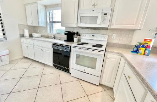 End Unit Steps from Beach Access w/ No Crazy Beach Prices - Foto 17