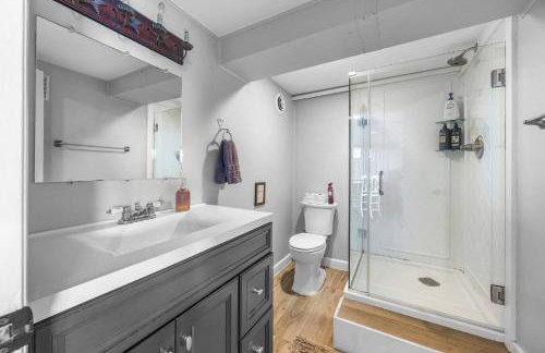 Waterfront retreat w/ wraparound deck & BBQ - Foto 45