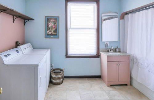 Bohemian Bungalow with Hot Tub - Foto 25