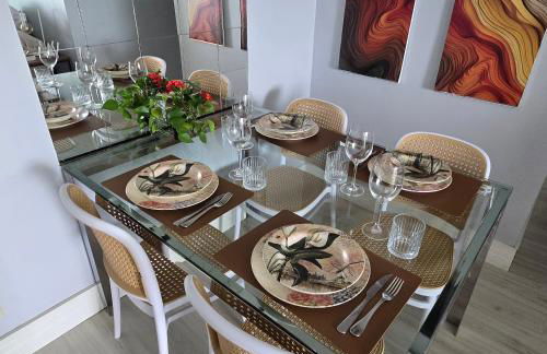 2 qrts c suíte, ar condicionado, piscina infantil e adulto, parquinho, estacionamento privativo, portaria 24hrs, self checkin, indicado pra família c crianças, casais e hóspedes a trabalho - Foto 7