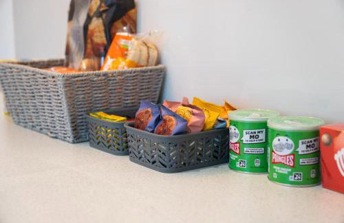 The Manchester Haven Sleeps 10 Near City Centre Breakfast hamper included - Photo 17