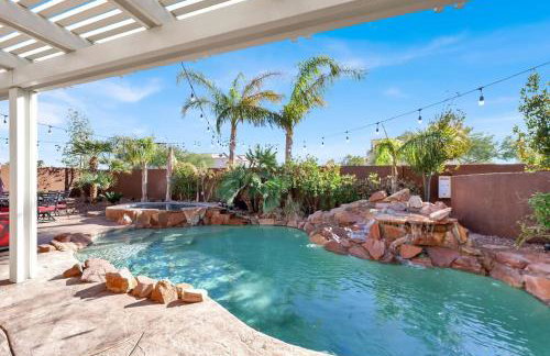 Lux 3BR Oasis Near Strip with Heated Pool and Jacuzzi - Photo 1