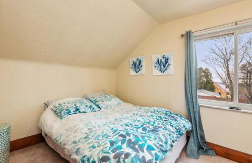 Cheerful 4BR Chalet with Seasonal Pool, Hot Tub - Foto 14