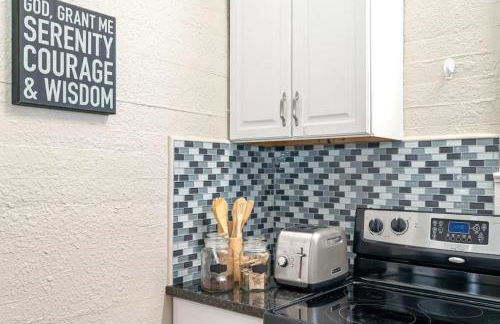 Charming and Historic Bungalow Near All - Foto 20