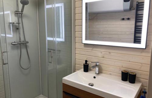 Domek drewniany nad stawem - Foto 13