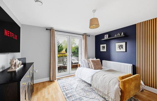 Elegant 2 Bedroom Apartment with Balcony - Near the High Street - Free Parking, Fast Wifi and Sky TV by Yoko Property - Foto 13