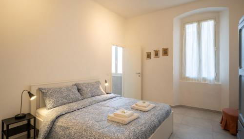 GuestHost - A step from the Beach - Roomy Apt with Sea Glimpse - Foto 4