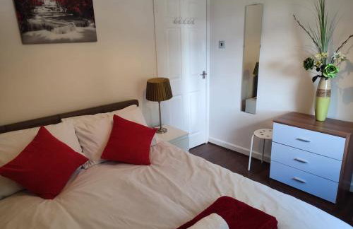 4-bed quiet cul de sac location with large secure off road parking for 4 cars - Foto 11