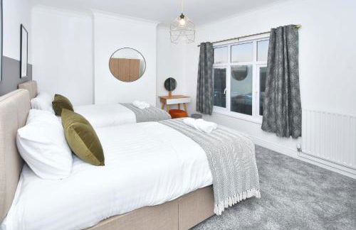 Elm House by YourStays - Lovely home in Cheshire, quiet residential street - Photo 31