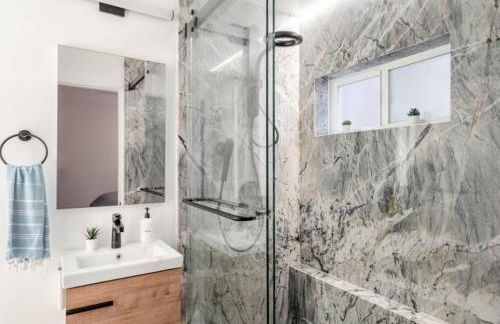 Charming Victorian Oasis with an Elegant and Spacious Haven - Foto 62