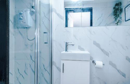 Spacious 5 bedroom house near Leeds City Centre sleeps 12 suits contractors with free parking - Foto 72