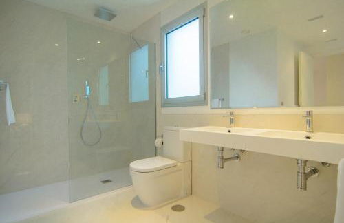 Belaire 4 bedroom apartment - Photo 25