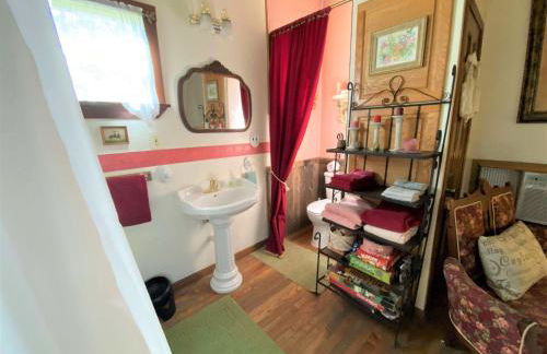 The Victorian Cottage at Creekside Camp & Cabins - Foto 19