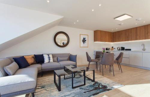 Staines City Centre by Charles Hope - Foto 3