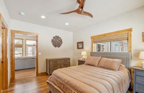 Mountain Retreat with Hot Tub, Game Room and Yard home - Foto 20