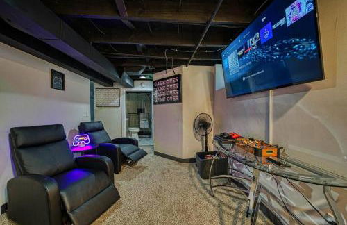 Beautiful Modern home with all year use HOT TUB, Pool table, Game room, & Propane fire pit!! - Foto 50