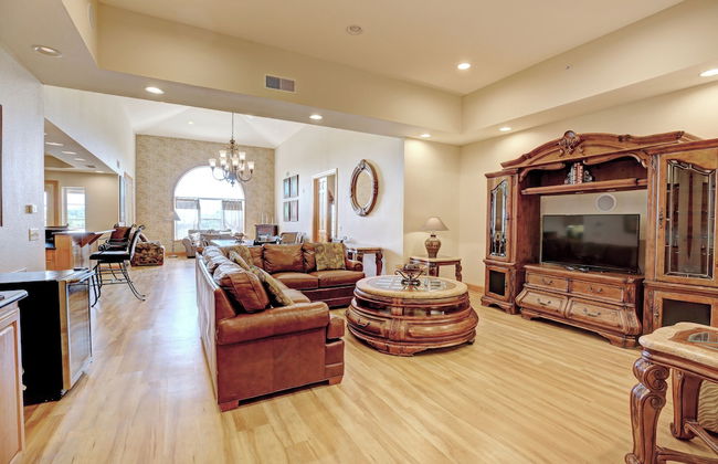 Grand Crowne Resort - Photo 3