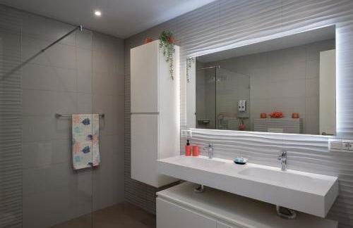 4-Bedroom Modern Villa with Sea View - Photo 36