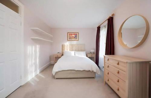 Spacious 2-bedroom Townhouse with Garden & Patio - Foto 3