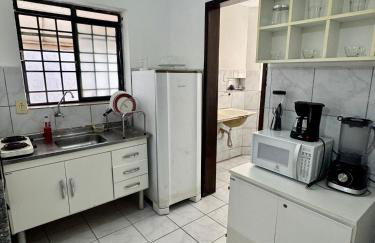 Apt3 Grande com 2 Quartos 2 cama-casal WIFI Smart TV Garagem a 1 min Rodoviaria - Foto 8