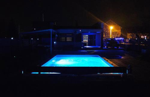 Villa Joy with Pool,Jacuzzi,E Auto Station - Foto 11