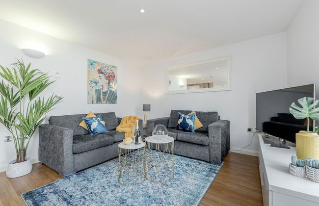 Spacious Apartment In The Heart Of Windsor - Photo 1