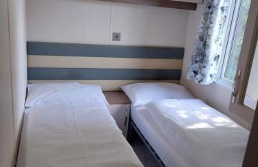 Family breaks at Rockley Park with Prosecco and a box of chocolates on arrival - Photo 11