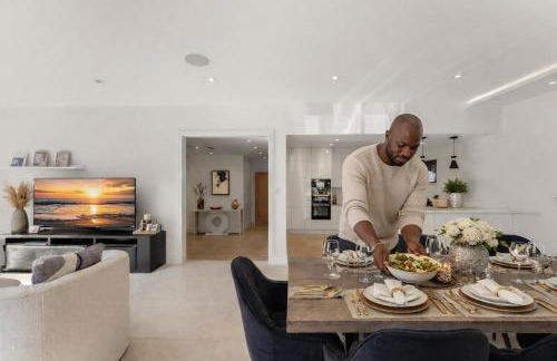 Exquisite 4BR Designer Home with Smart Features, Free Parking & SkyStream - Sleeps Up To 10 in Gerrards Cross SL9 - Photo 6