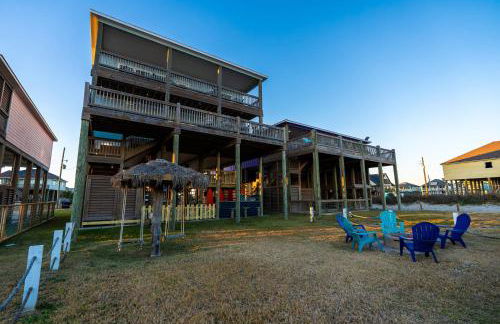 Noisywaves - Beachfront Paradise with Hot Tub, Yard, and Game Room - Foto 51