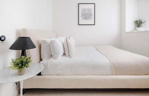 Luxury Central Mayfair Townhouse with A/C 3BR 3BA - Photo 6