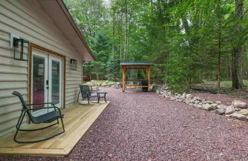 Whiskey Pines Retreat! Single Level Home, Outdoor Firepit, AC, BBQ! Sleeps 9 in Lake Harmony! - Foto 41