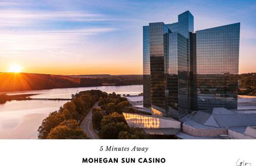 Getaway Villa- 3 mins to Mohegan- Fully Stocked with Two Full Beds & Fireplace- Jacuzzi, Saltwater Pools, Sauna - Foto 32