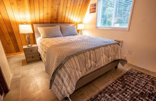 Mt Rainier!Best place to stay with family and friends! Sleeps10!4B 2B Home! Hottub!PondView!Paradise! - Foto 33