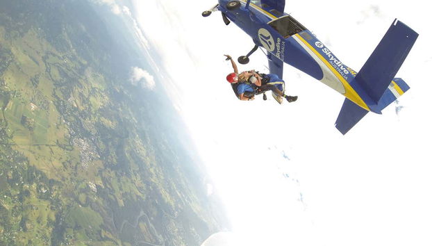 Saltando de la avioneta