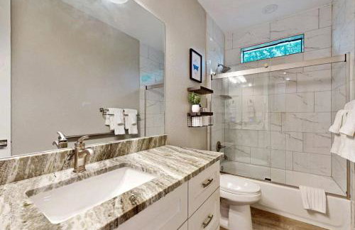 Stunning Lake House with Spacious Bedrooms - Minutes to Local Attractions - Photo 16