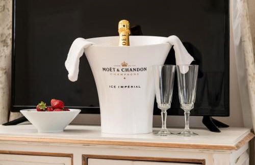 Downwood Vineyard Manor House in Idyllic Countryside - Photo 22