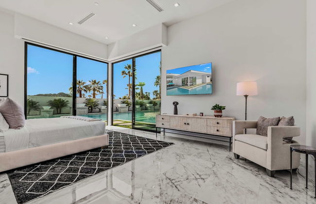 Fine Luxe Retreat w/ Pool & Hot Tub Bravo Villa #15 by Avantstay - Photo 30