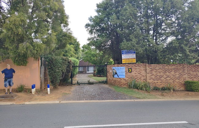 Charming Randburg Accommodation Near the Olivedale Clinic - Foto 28