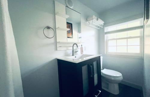 Charming Romantic Lakefront Cottage or Guest Room Depending on Availability Near Golf - Foto 7