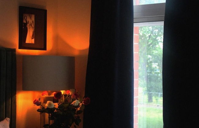 London Gem - Chic Apartment Retreat - Photo 3