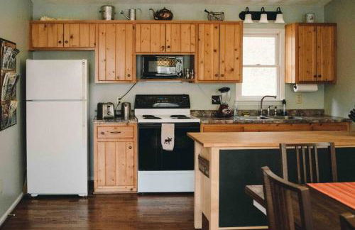 Serene & Cozy - Peaceful View - Fireplace - Creek - Foto 2