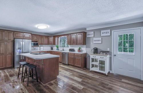 Large Hillside Retreat with Pool and Hot Tub - Foto 12