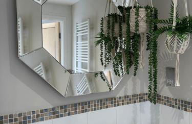 Exclusive Marina View Apartment Free Parking - Photo 39